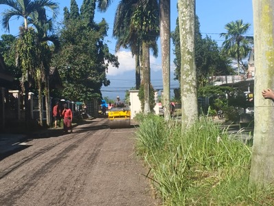 Aplikasi marka jalan thermoplastik reflektif dan cut-and-fill perataan tanah