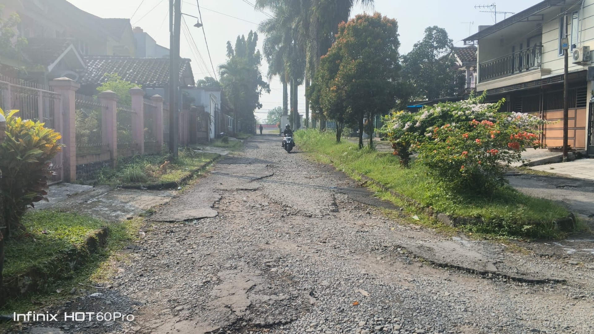 Pemasangan paving block dan pengecoran rigid pavement beton